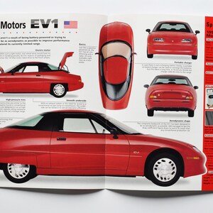 Könnte beinhalten: Eine Broschüre mit einem roten Elektroauto General Motors EV1 von 1998. Die Broschüre enthält mehrere Ansichten des Autos, darunter Seiten-, Ober-, Vorder- und Rückansichten, sowie Spezifikationen und Diagramme.