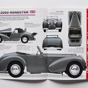 Può includere: Una pagina di rivista con una Triumph 2000 Roadster del 1949. L'auto è mostrata da più angolazioni, tra cui viste frontali, laterali e posteriori. L'auto è di colore grigio chiaro e ha una capote.