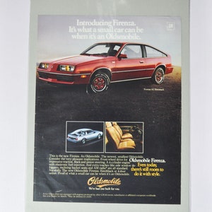 Grote auto-advertentie Oldsmobile Firenza SX Hatchback (GM General Motors klassieke oude fotoadvertentie onderdelen brochure afdrukken olds auto small vs us)
