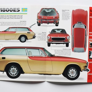 Könnte beinhalten: Ein Magazin-Doppelseite mit einem Volvo P1800ES von 1972. Das Auto ist ein zweifarbiger Kombi mit rotem Dach und beigefarbener Karosserie. Das Bild enthält verschiedene Ansichten des Autos, Spezifikationen und Text.