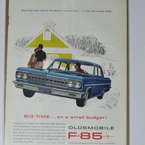 Grote autoadvertentie 1963 Oldsmobile F-85 (GM General Motors klassieke oude fotoadvertentie onderdelen gedrukte brochure olds auto raket actie dealer VS)