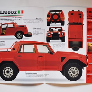 Puede incluir: Un vehículo todoterreno rojo Lamborghini LM002 de 1987 con una barra antivuelco negra y una rueda de repuesto negra montada en la parte trasera. El vehículo tiene un interior negro y un volante negro. El texto "Especificaciones" es visible en la esquina superior derecha de la imagen.