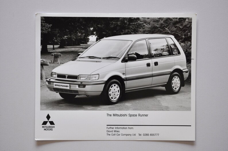 Large Photo Mitsubishi Space Runner car press photograph picture photo motor company engine motor luxury brochure dealer old japanese auto image 1