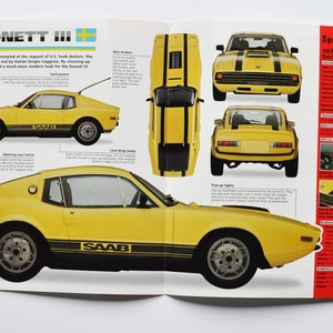 Könnte beinhalten: Ein gelber Saab Sonett III Sportwagen von 1971 ist auf einer Magazinseite abgebildet. Das Auto hat schwarze Streifen, Klappscheinwerfer und das Saab-Logo. Die Doppelseite enthält auch Spezifikationen und Diagramme.