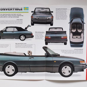 Peut inclure: Une brochure commerciale vintage de la Saab 900 Turbo Convertible de 1993 présentant plusieurs vues de la voiture bleu sarcelle, incluant les profils avant, arrière et latéraux. Le document contient des spécifications techniques et descriptives.