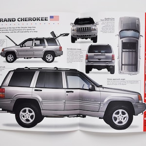 Può includere: Un dépliant con una Jeep Grand Cherokee Limited LX argento del 1998. La pagina include più viste del veicolo, specifiche e testo che evidenzia caratteristiche come il motore Big V8 e il design aerodinamico.