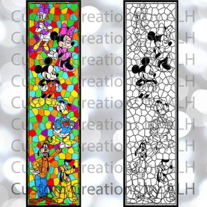 Puede incluir: Un marcapáginas de estilo vitral con Mickey Mouse, Minnie Mouse, Donald Duck, Goofy y Pluto. Los personajes están dispuestos en una línea vertical, con Mickey Mouse en la parte inferior y Pluto en la parte superior. El marcapáginas es colorido y tiene un contorno negro.