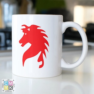 Taza de doble cara RED HORSE SQUADRON, que presenta el emblema del Caballo Rojo, representa al Caballo Rojo.
