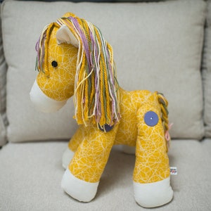 Grand poney en peluche fait à la main sur mesure