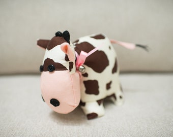 Mucca di peluche fatta a mano