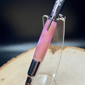Handgefertigter 30 Calibre Bullet Rifle Pen. Hergestellt aus Pink Swirl Epoxy mit Chrom-Metall-Hardware-Finish. #Jäger Geschenk