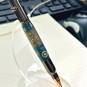Handgefertigter 30 Calibre Vintage Uhrenteile Bullet Pen.  Handgefertigt mit echten Zahnrädern auf Gun Metal Hardware. Display Waffenkoffer enthalten.