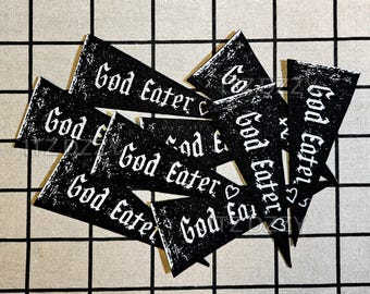 ItzDzzy / God Eater / Pin con banderín - Negro