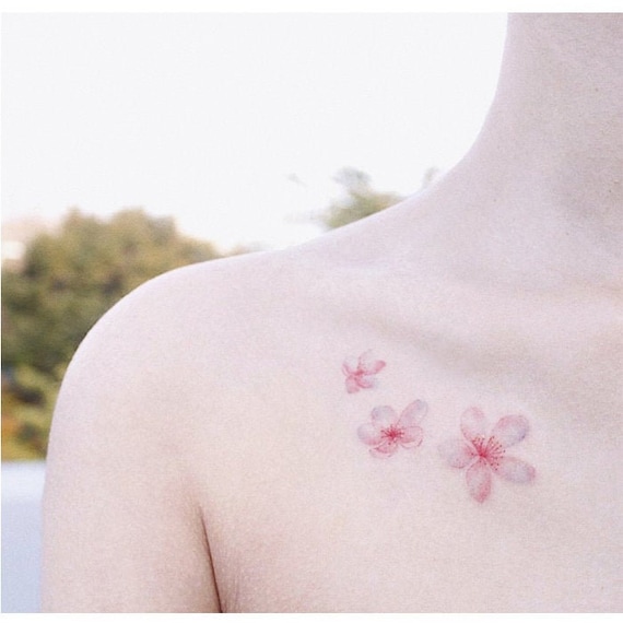 Small Pink Flower Tattoos : 40 Cute And Tiny Floral Tattoos For Women Tattooblend / If you want to go for a colorful daisy tattoo, consider adding butterflies to the design.