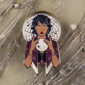 Pin esmaltado de bruja con bola de cristal Art Deco