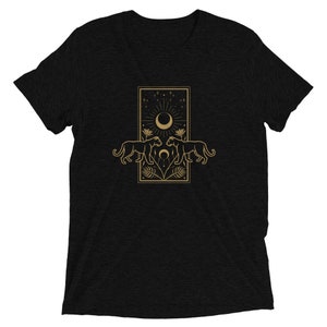 Może przedstawiać: Czarny t-shirt z złotym nadrukiem przedstawiającym dwie pantery zwr&oacute;cone do siebie, z rosnącym księżycem i gwiazdami w tle.