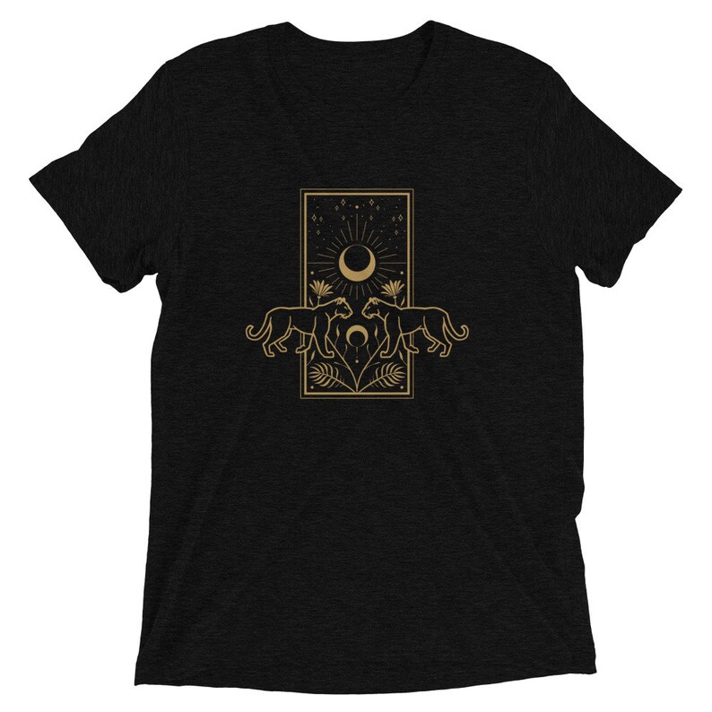 Może przedstawiać: Czarny t-shirt z złotym nadrukiem przedstawiającym dwie pantery zwr&oacute;cone do siebie, z rosnącym księżycem i gwiazdami w tle.