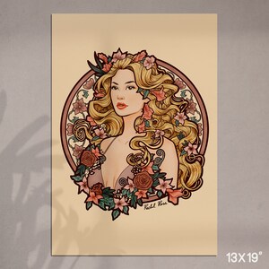 以下が含まれることがあります： 長い金髪の女性が花冠とピンクのドレスを着ているデジタルイラスト。女性は円形のフレームの中で花と葉に囲まれている。アーティストの署名「Rachel Ross」は右下の隅にある。
