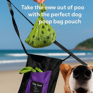 Puede incluir: Una bolsa negra para excrementos de perro con un bolsillo morado, que contiene una bolsa verde para excrementos con huellas de patas. El texto en la bolsa dice "Tidy Turd". Una bolsa verde para excrementos se sostiene sobre la bolsa. El texto dice "Take the eww out of poo with the perfect dog poop bag pouch."