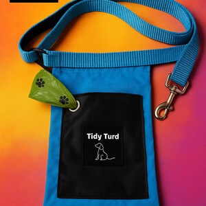 Puede incluir: Un porta bolsas para excrementos de perro azul con un bolsillo negro y una correa azul. El soporte tiene el texto "Tidy Turd" y una silueta de perro. Una bolsa verde con huellas de patas está en el bolsillo.