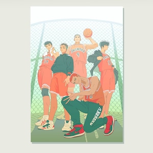 Peut inclure: Cinq joueurs de basket-ball portant des uniformes rouge et blanc avec le mot "SHONOKU" dessus. Les joueurs sont debout sur un terrain de basket-ball avec une clôture en treillis vert derrière eux. Un joueur tient un ballon de basket.