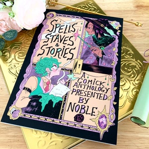 Könnte beinhalten: Eine Comic-Anthologie mit dem Titel "Spells, Staves & Stories", präsentiert von Noble. Das Cover zeigt eine Figur mit grünen Haaren und einem Zauberstab sowie eine Figur mit violetten Haaren, einem Zauberstab und einem Hexenhut.
