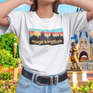Magic Kingdom Skyline Retro Stijl T-Shirt