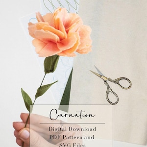 Op de afbeelding: Een digitaal downloadpatroon voor een viltcarnationsbloem. Het patroon bevat een PDF-patroon en SVG-bestanden. De afbeelding toont een perzikkleurige viltcarnationsbloem met groene viltbladeren en een stengel. De bloem ligt op een witte viltondergrond met een gouden schaar.