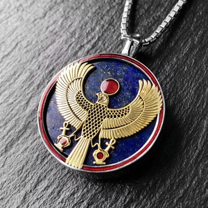 Collana/pendente in oro e argento con il falco di Horus, dio egizio del cielo, con pietra preziosa di lapislazzuli.