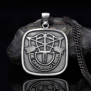 Collar De Oppresso Liber, colgante de fuerzas especiales para hombre, collar de veterano del ejército de EE. UU., colgante de boina verde, regalo para soldado
