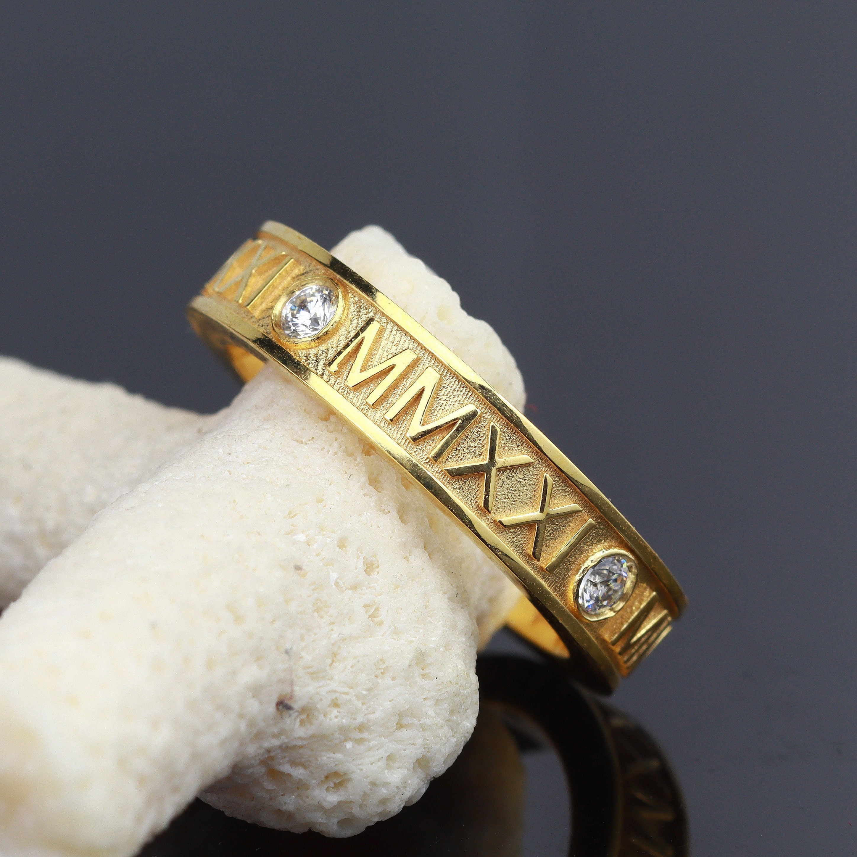 Anillo de clase de secundaria anillo de graduacion de oro de 8k anillo universitario de numeros romanos 2025 regalo de graduacion para ella Etsy Espana