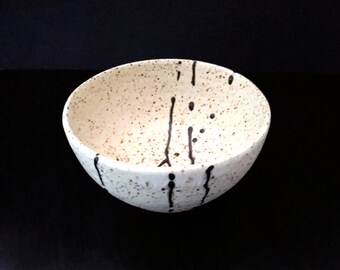 Speckled White Ceramic Bowl: Farmhouse Stoneware with Black Lines