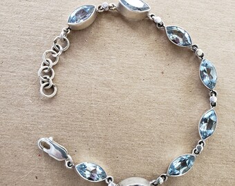cool blue in a classy look hydro Silver bracelet with blue topas
