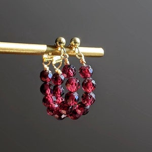 Natürliche Granat Ohrstecker Gold Granat Ohrringe Granat Creolen Januar Birthstone Roter Edelstein Ohrringe Granat 14K Schmuck Red Creolen
