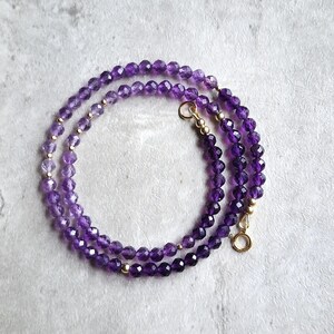 Halsband med ametistpärlor i guld Ametistchoker 14K ametisthalsband Lila ädelstenshalsband Ombre Ametisthalsband Lila pärlchoker bild 6