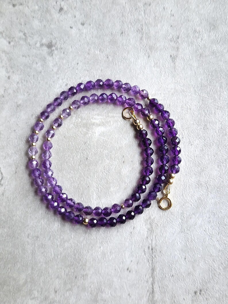 Halsband med ametistpärlor i guld Ametistchoker 14K ametisthalsband Lila ädelstenshalsband Ombre Ametisthalsband Lila pärlchoker bild 6