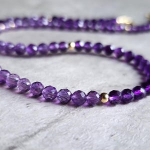 Halsband med ametistpärlor i guld Ametistchoker 14K ametisthalsband Lila ädelstenshalsband Ombre Ametisthalsband Lila pärlchoker bild 4