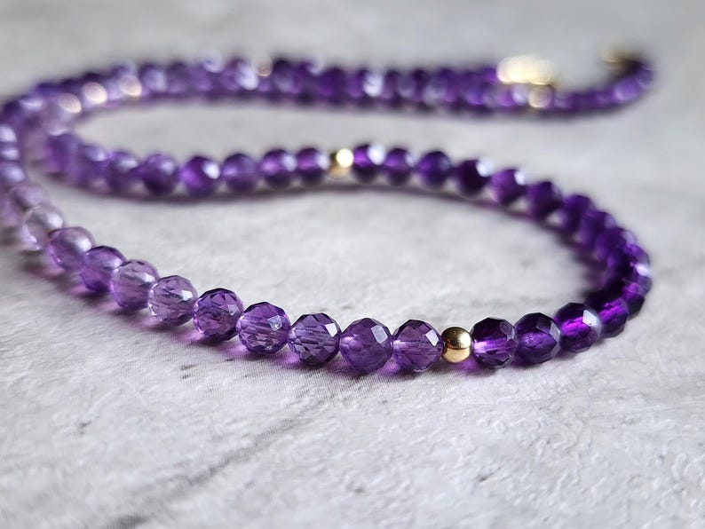 Halsband med ametistpärlor i guld Ametistchoker 14K ametisthalsband Lila ädelstenshalsband Ombre Ametisthalsband Lila pärlchoker bild 4