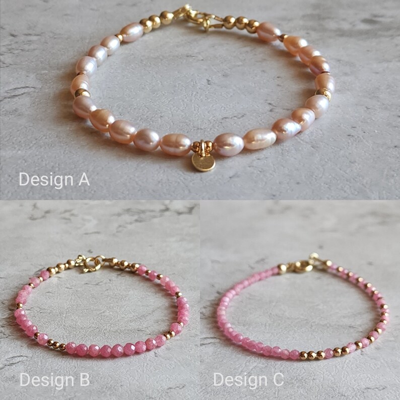 Puede incluir: Tres pulseras con detalles dorados. El dise&ntilde;o A presenta perlas ovaladas color melocot&oacute;n. Los dise&ntilde;os B y C muestran piedras preciosas rosas. Cada pulsera tiene un cierre dorado y peque&ntilde;as cuentas doradas. El texto "Design A", "Design B" y "Design C" es visible.