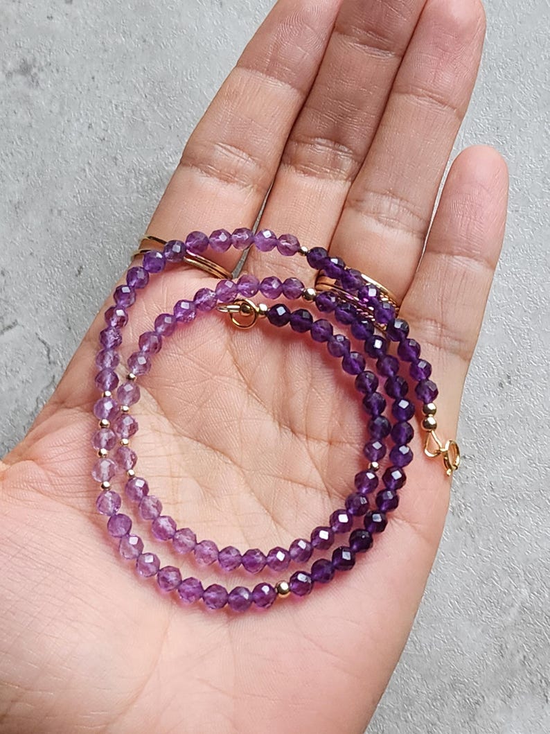 Halsband med ametistpärlor i guld Ametistchoker 14K ametisthalsband Lila ädelstenshalsband Ombre Ametisthalsband Lila pärlchoker bild 8