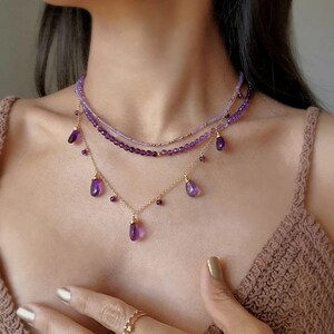 Halsband med ametistpärlor i guld Ametistchoker 14K ametisthalsband Lila ädelstenshalsband Ombre Ametisthalsband Lila pärlchoker bild 3