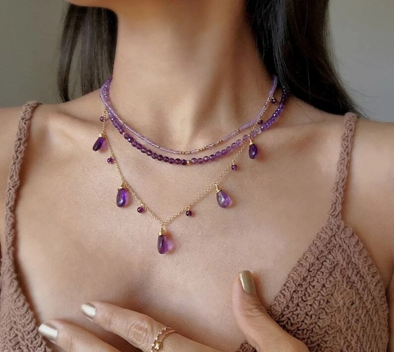 Halsband med ametistpärlor i guld Ametistchoker 14K ametisthalsband Lila ädelstenshalsband Ombre Ametisthalsband Lila pärlchoker bild 3