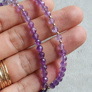 Halsband med ametistpärlor i guld Ametistchoker 14K ametisthalsband Lila ädelstenshalsband Ombre Ametisthalsband Lila pärlchoker bild 5