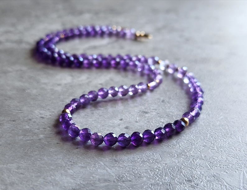 Halsband med ametistpärlor i guld Ametistchoker 14K ametisthalsband Lila ädelstenshalsband Ombre Ametisthalsband Lila pärlchoker bild 1