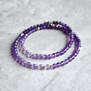 Halsband med ametistpärlor i guld Ametistchoker 14K ametisthalsband Lila ädelstenshalsband Ombre Ametisthalsband Lila pärlchoker bild 2