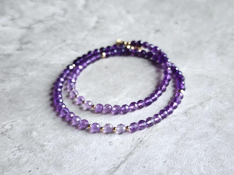 Halsband med ametistpärlor i guld Ametistchoker 14K ametisthalsband Lila ädelstenshalsband Ombre Ametisthalsband Lila pärlchoker bild 2