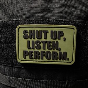 Patch van PVC Moraal, Zwijg Luister, Perform Quote-patch met gehaakte achterkant
