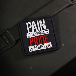 以下が含まれることがあります： 黒地に白と赤の文字で「痛みは一時的、誇りは永遠」と書かれたパッチです。