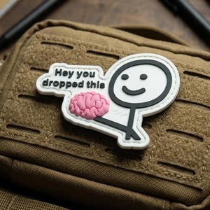 Hé, tu as laissé tomber ça ! Écusson humoristique en forme de cerveau, badge en PVC avec fixation auto-agrippante