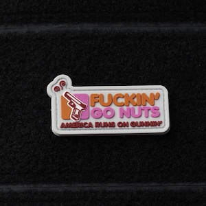 Parche táctico de PVC con el lema "Fking Go Nuts" – Parte trasera con velcro